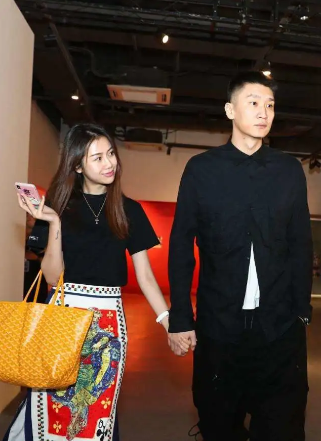 CBA最美太太，身高1米8气质十足，球迷：孙悦真幸福