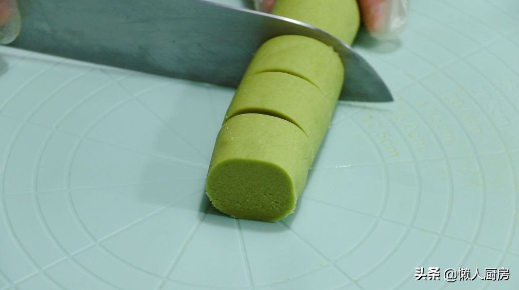 这是不用面粉的月饼，也不要烤，白芸豆的炒制很重要