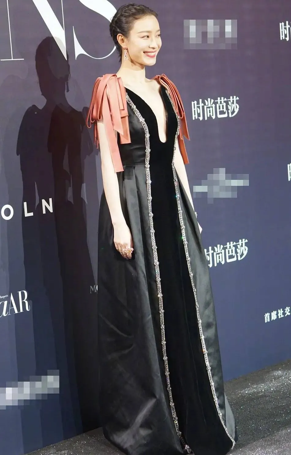 芭莎礼服夜：杨颖翻车，倪妮平淡，胜出的是穿国货的赵丽颖张小斐