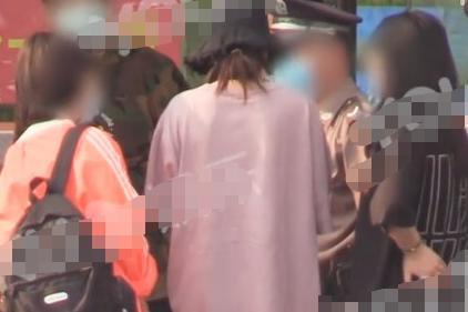 迪丽热巴“素颜憔悴”现身医院，拍戏录综艺连轴转，身体亮红灯