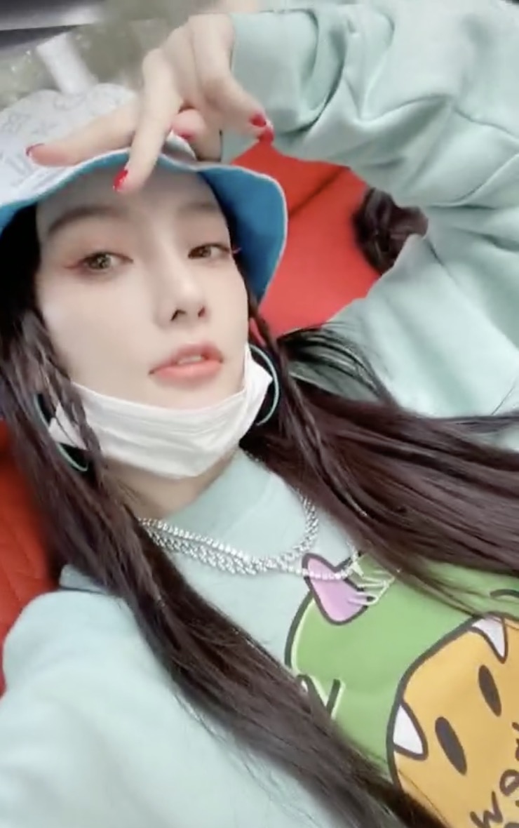 李小璐带女儿外出游玩，母女俩潮范儿十足，甜馨颜值越来越高