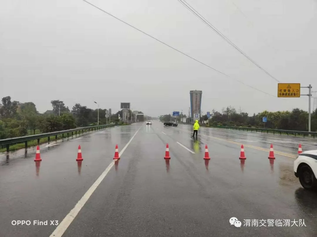 临渭交警：我为群众办实事 雨中“荧光绿” 守护群众安全行