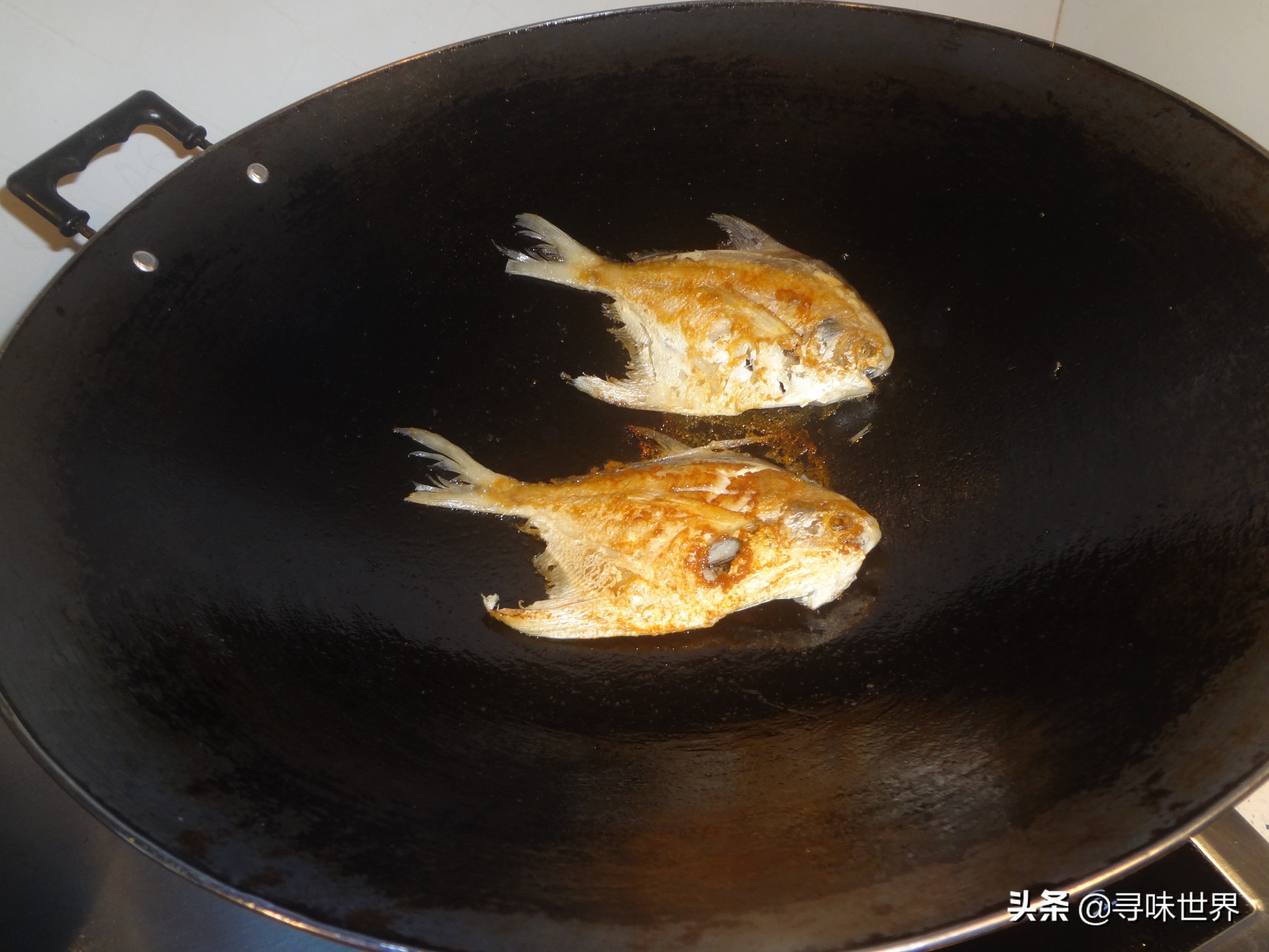 防止食物粘鍋，記住不要先放油和撒鹽，教你小技巧，鐵鍋煎魚不粘
