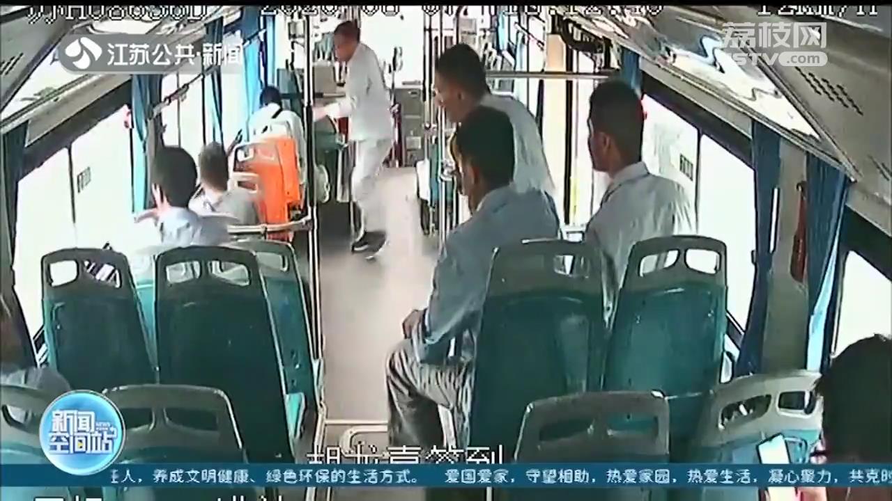 交通事故伤者被压轿车底 公交司机号召乘客下车抬车救人