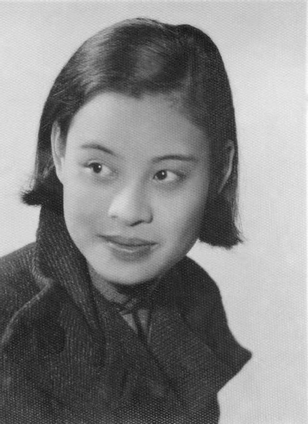 2004年，77岁美国老兵乘专机飞往云南，向一92岁老太下跪