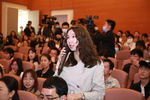 杨勋先生为东华大学旭日工商管理学院师生作主题演讲