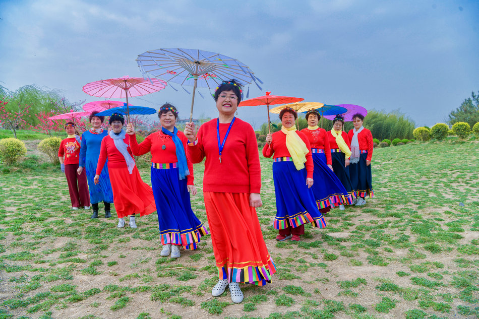 翠湖：桃花灼灼春色美，扇鼓咚咚夕阳红