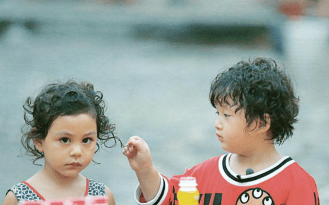 刘烨女儿才是被时光整容！8岁混血味越来越浓，