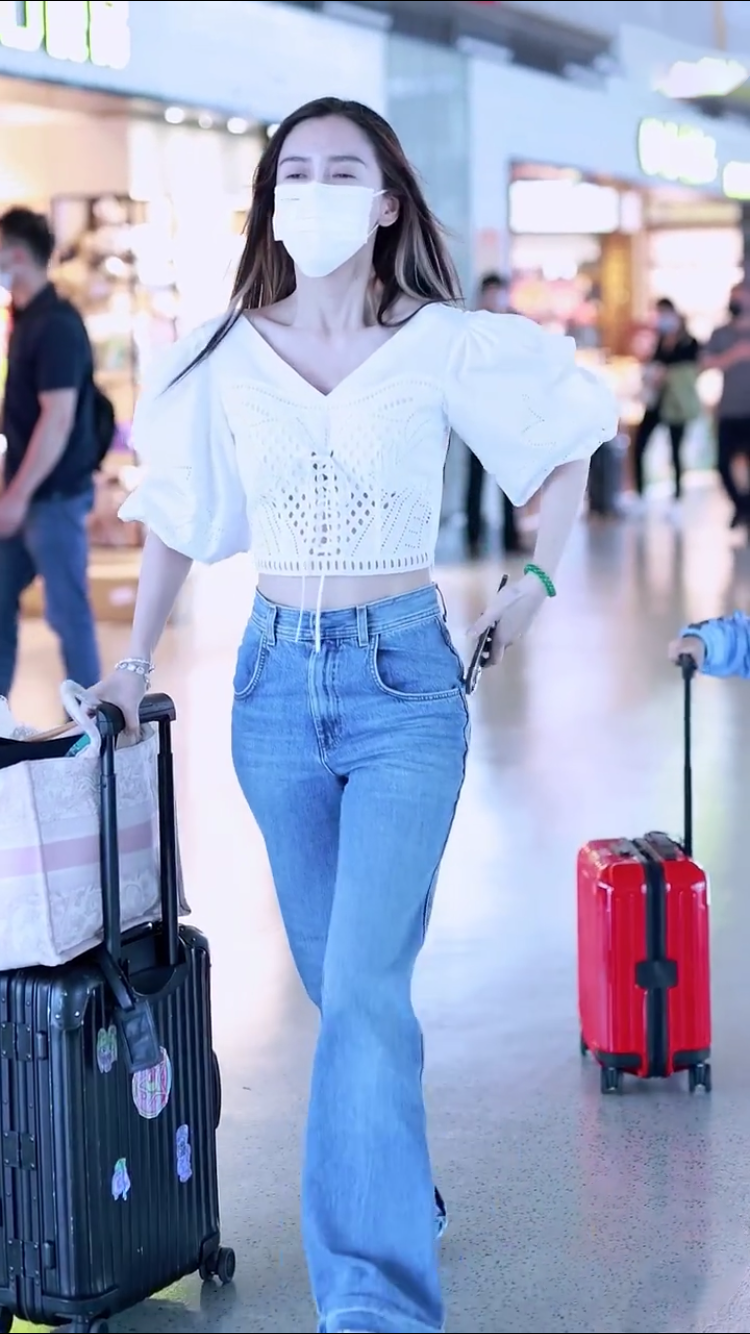 baby帶兒子出行，4歲小海綿獨自推行李箱，母子倆機場狂奔太可愛