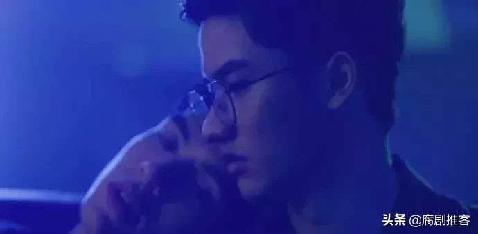 泰腐剧《三人沉浮》:呆湾抛弃妞妞,去当别人的受