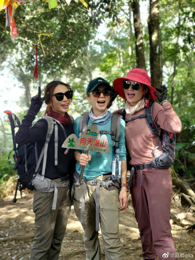 SHE合体过圣诞，贴头合照尽显姐妹情深，Ella笑成眯眯眼