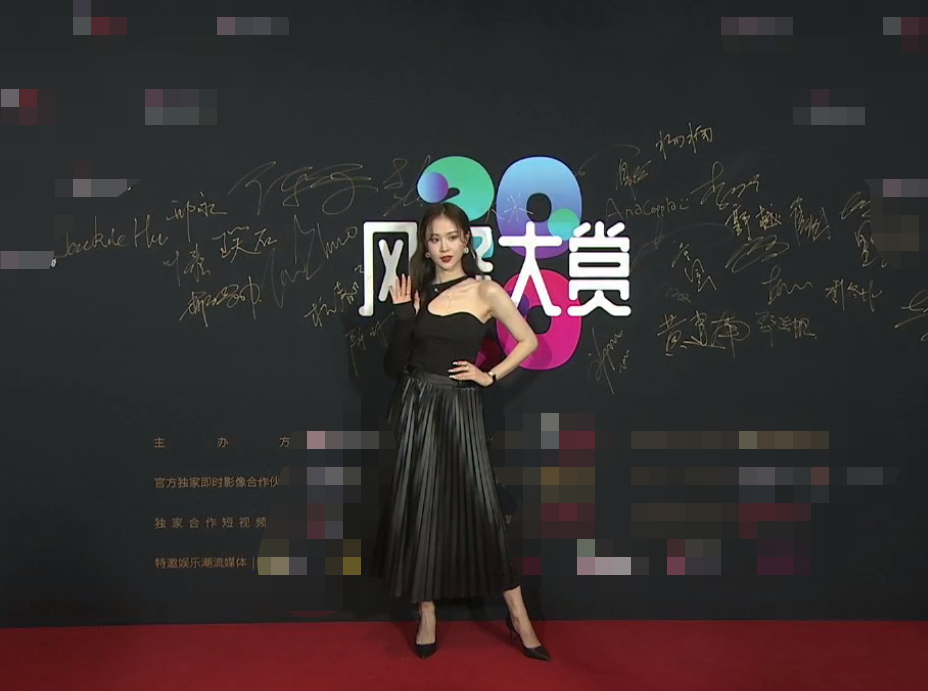 风格大赏明星穿搭：惠英红像鸡毛掸子，许佳琪