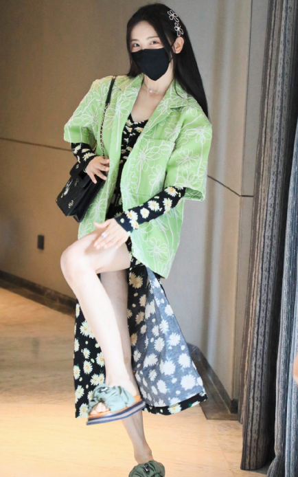 杨超越发现正前方有镜头拍她，故意对镜撩开裙