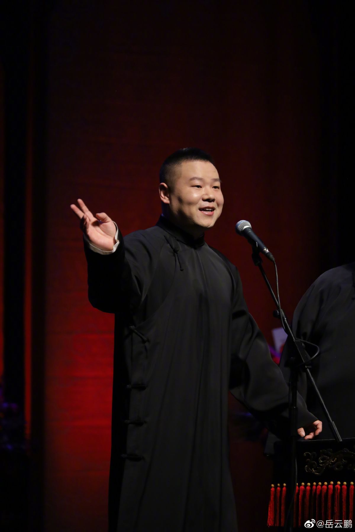 岳云鹏带母亲坐游艇，曾穷到睡牛棚现收入千万