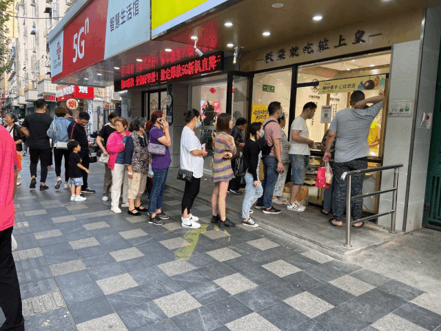 一夜狂赚200万！中国最土网红店，为啥能火上央视？