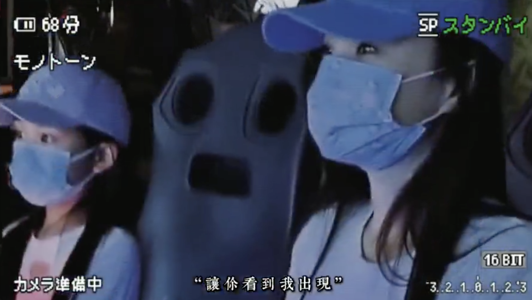 李小璐晒视频把甜馨亲成表情包，母女同款发型穿搭，像俄罗斯套娃