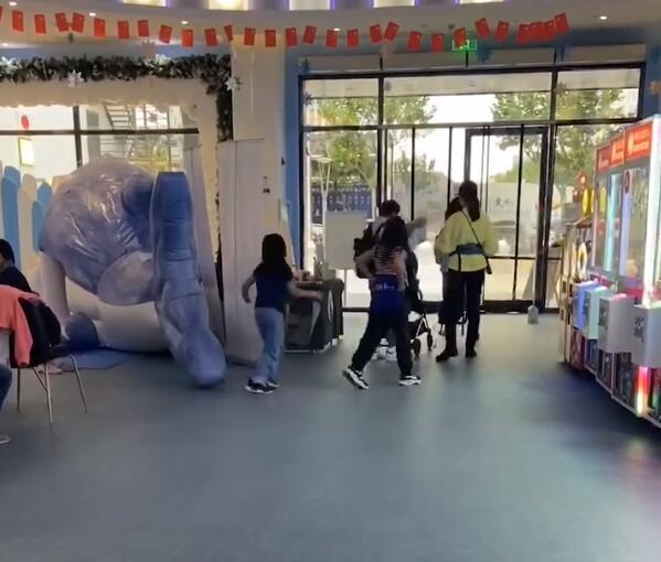 蔡少芬带三个孩子逛街被偶遇，不见张晋在身边，两位保姆贴身跟随