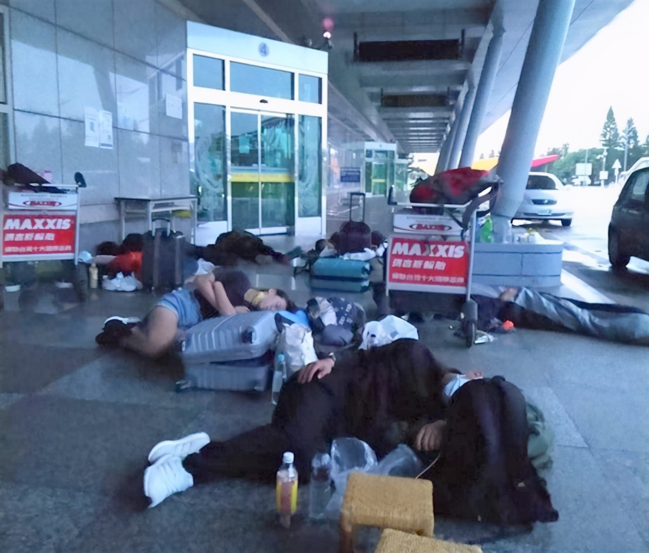 疫情下航班減少澎湖很多人回不了台灣本島只能睡機場