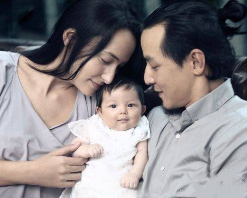 吴彦祖携妻复刻20年前恩爱旧照，为43岁Lisa庆生，自侃发量变少