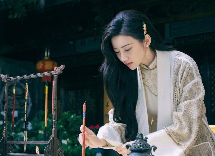 都说陈数穿旗袍好看，景甜的旗袍装才更有女神范儿