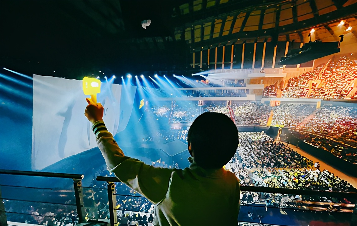 Kimi：連續2年和蔡依林合影，去年到她的肩膀處今年倆人就一樣高