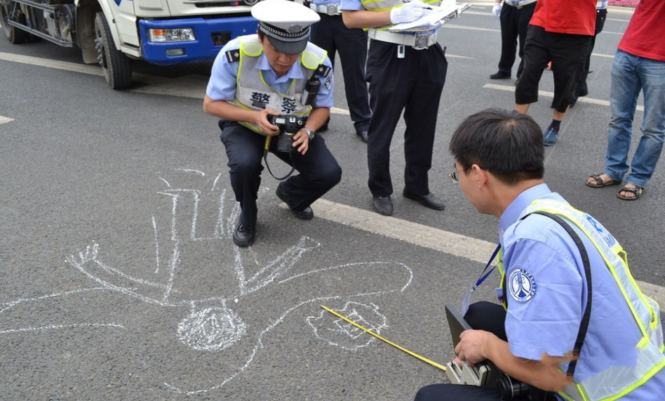 開(kāi)車(chē)不小心撞到人，“小白”車(chē)主這樣做最完美，也最明智