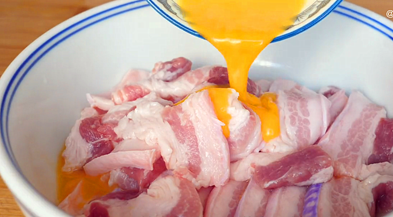 五花肉不要紅燒啦，淋2個雞蛋，你想不到的做法，每次上桌不夠吃