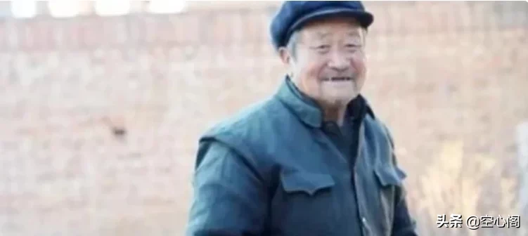 山西90岁老人，证件丢失身份不明，指着博物馆照