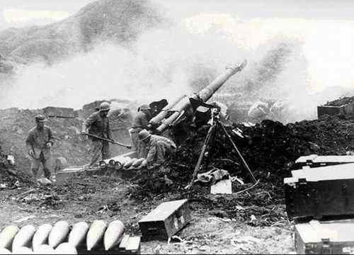 对越作战女神炮手，不用瞄准镜、炮盘炮架，用