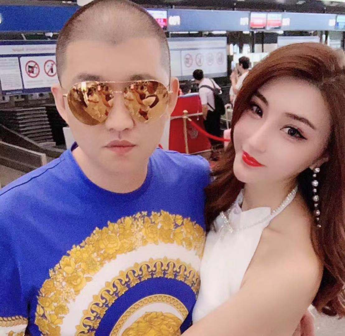 二驴夫妇惹怒李辰轩女友周周珍直播间互怂,最后向李辰轩道歉