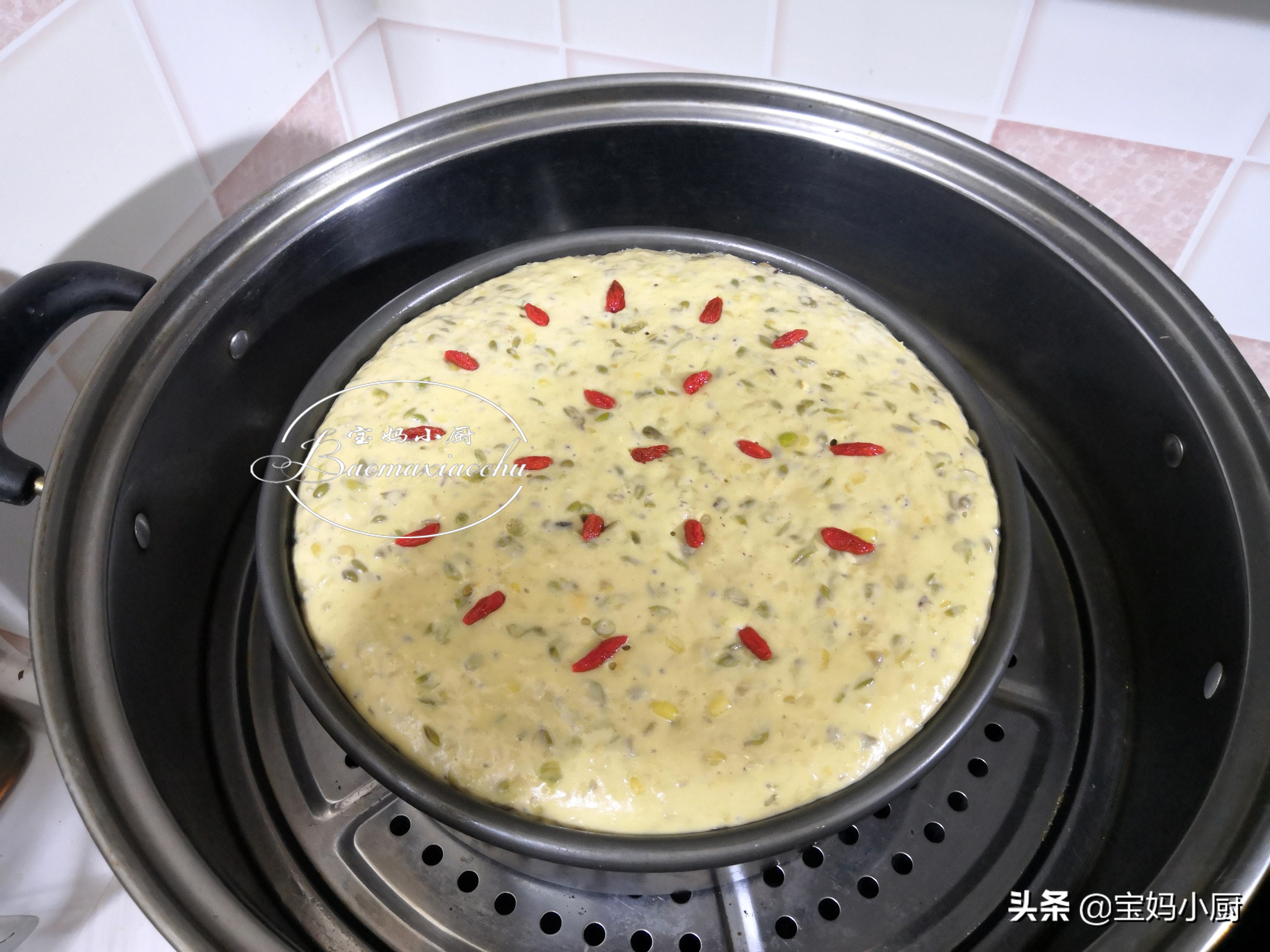 用綠豆湯做發糕火了，天熱常吃好，一攪一蒸就出鍋，有彈性還蓬鬆