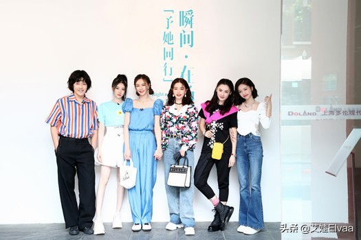 张柏芝生完娃后罕见高调，穿露脐装配肉色丝袜，戴大金链彻底放开