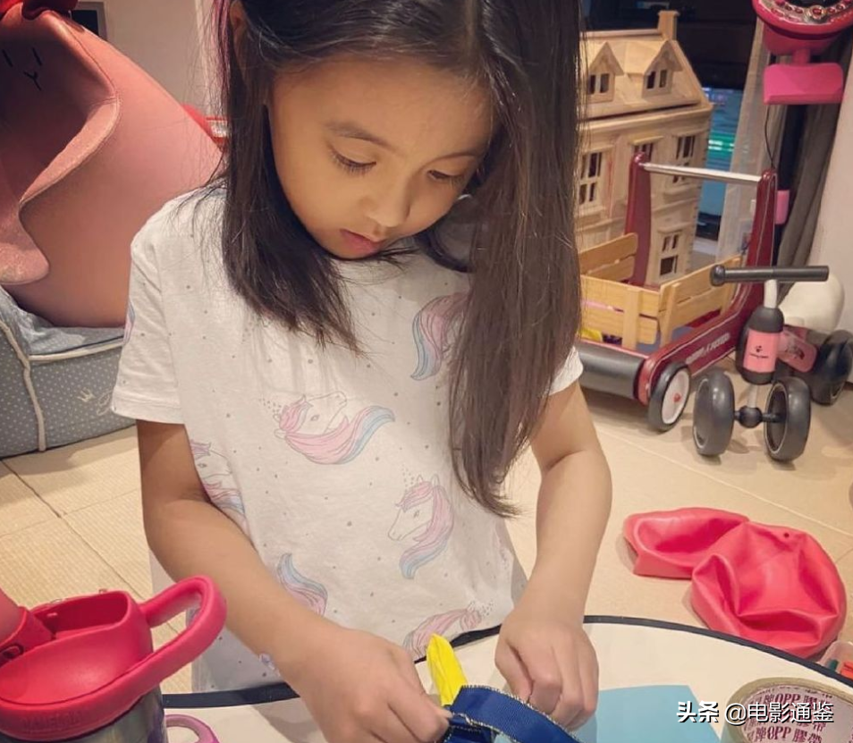 修傑楷女兒在家上課，5歲咘咘成亮點，拿掉眼鏡後的模樣絕絕子