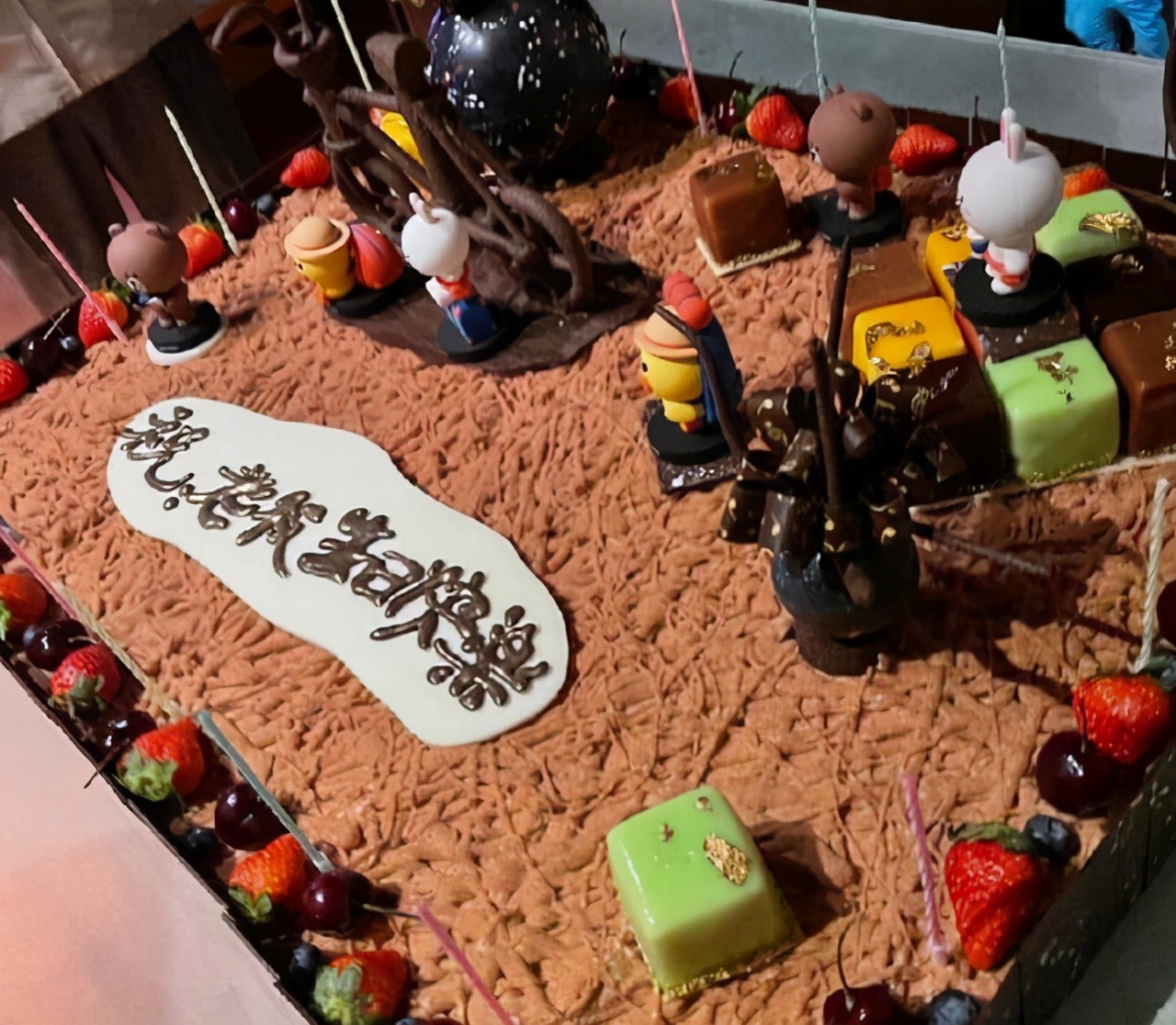 王思聪庆生，游艇飞机配前女友排场超前，他穿