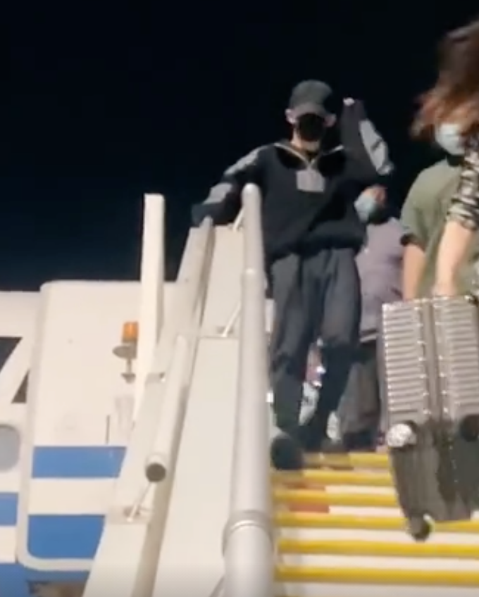 易烊千玺被曝腿部受伤，走路蹒跚，被赞敬业，将和刘德华竞争影帝