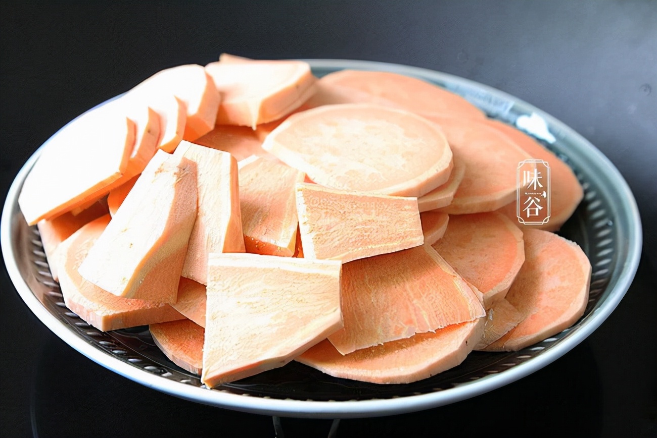 红薯别再煮着吃了，包上手抓饼，孩子抢着吃，后悔做少了，真香