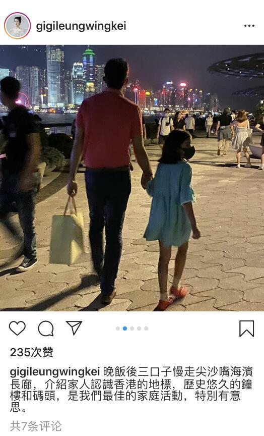 梁咏琪一家三口散步，6岁女儿身高快到妈妈肩膀，五官精致超漂亮