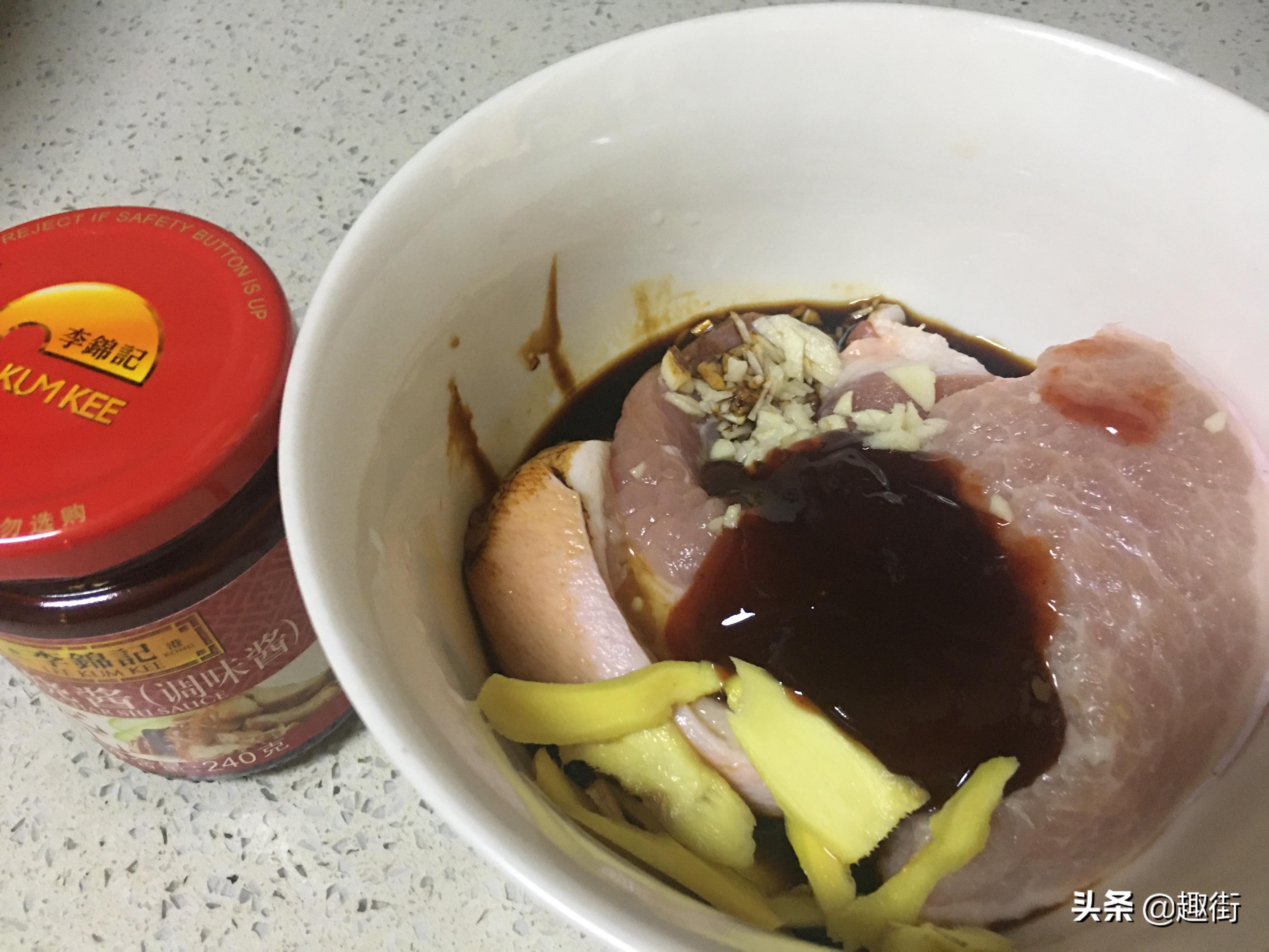 蜜汁叉燒的家常做法，把豬肉醃一醃，扔進電飯煲按下煮飯鍵即可