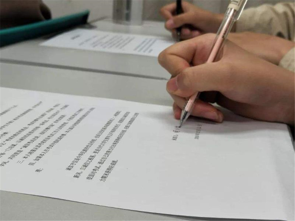 有种“师生默契”叫家长签名，学生自觉没破绽