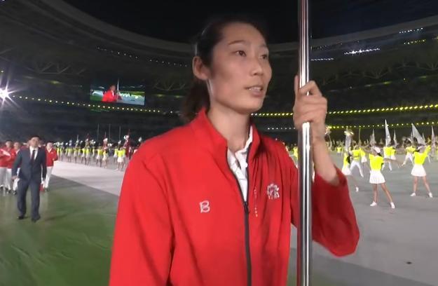 14岁全红婵亮相开幕式！罕见穿裙子，双手挥国旗，央视全程特写