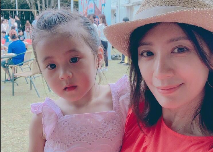 咘咘受伤却忍痛安慰波妞，二胎相处融洽，贾文静的教育功不可没