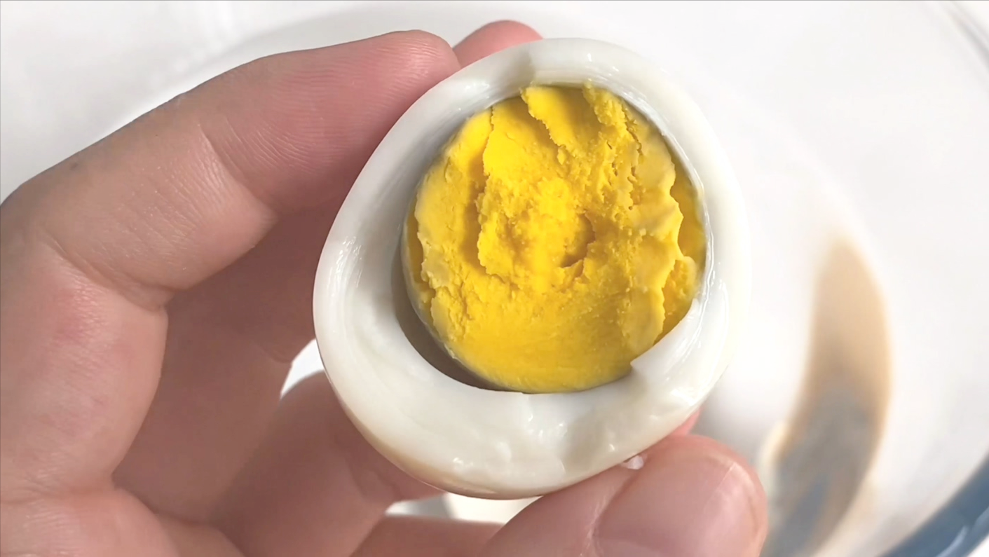 鸡蛋别再用水煮了，保姆教你新方法，只需1分钟，鸡蛋鲜嫩不粘壳