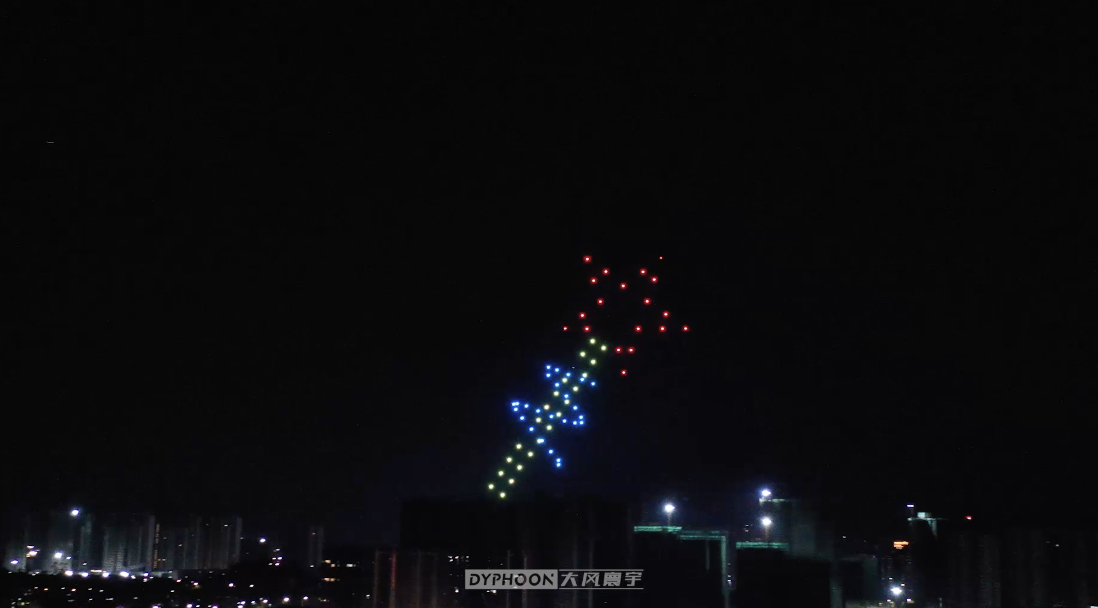 大風(fēng)寰宇百架無(wú)人機(jī)表演升空倒數(shù)，跨年夜閃耀整個(gè)清遠(yuǎn)