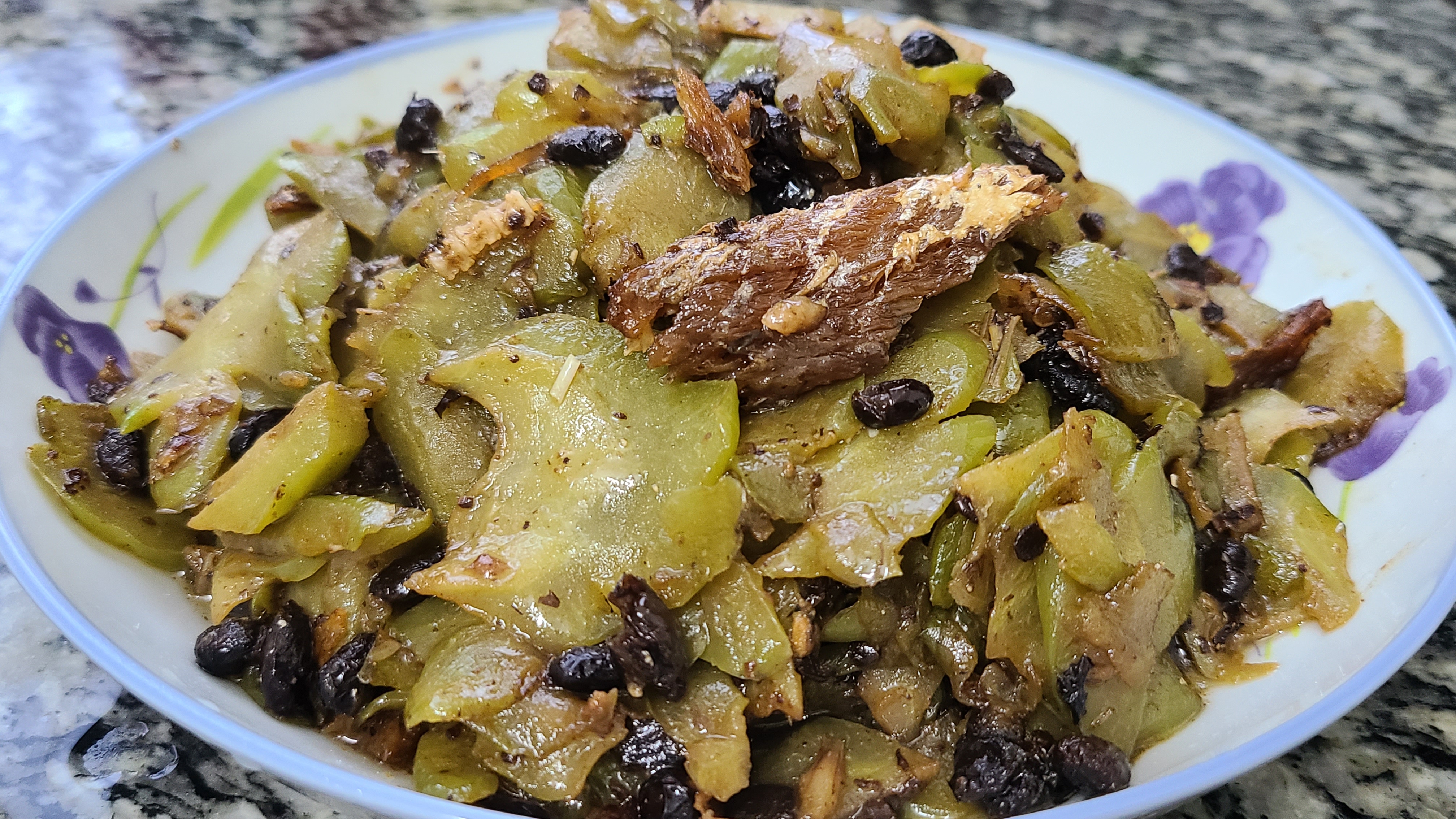 豆豉鲮鱼炒苦瓜，广东人夏天经常吃的家常菜，下饭又好吃