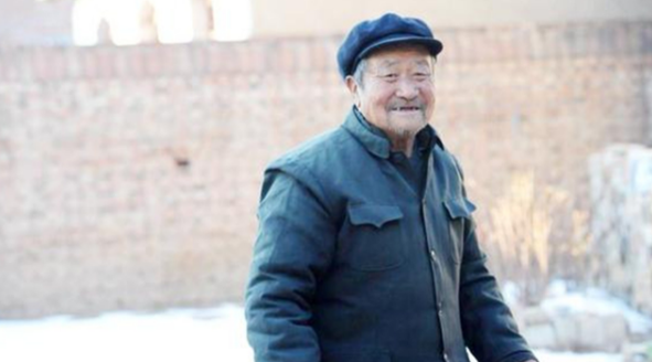山西90岁老兵，丢失证件无法证明身份，指着博物馆照片说：这是我