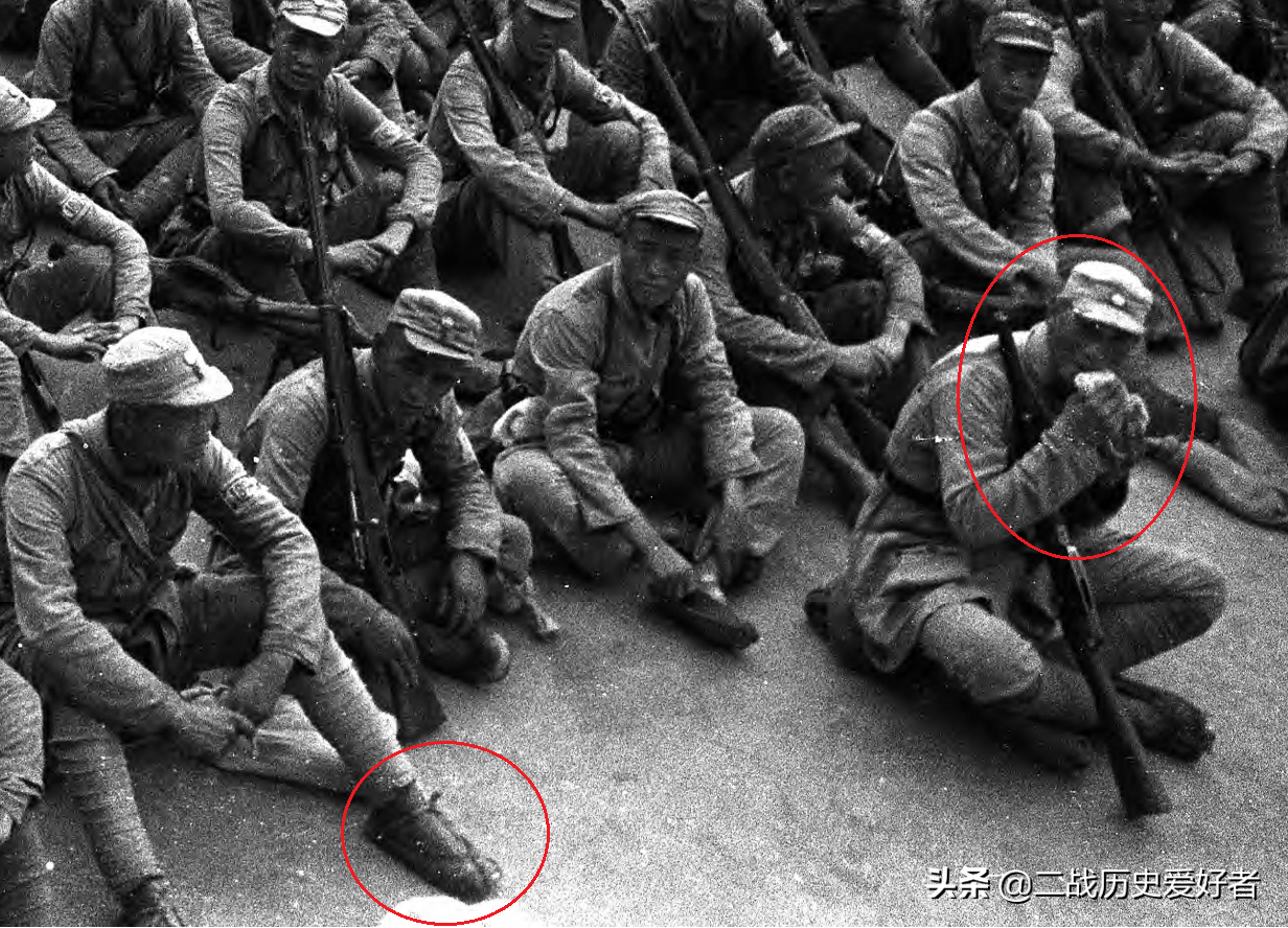 真实八路军士兵照片，装备简陋，66个人才有2顶钢盔