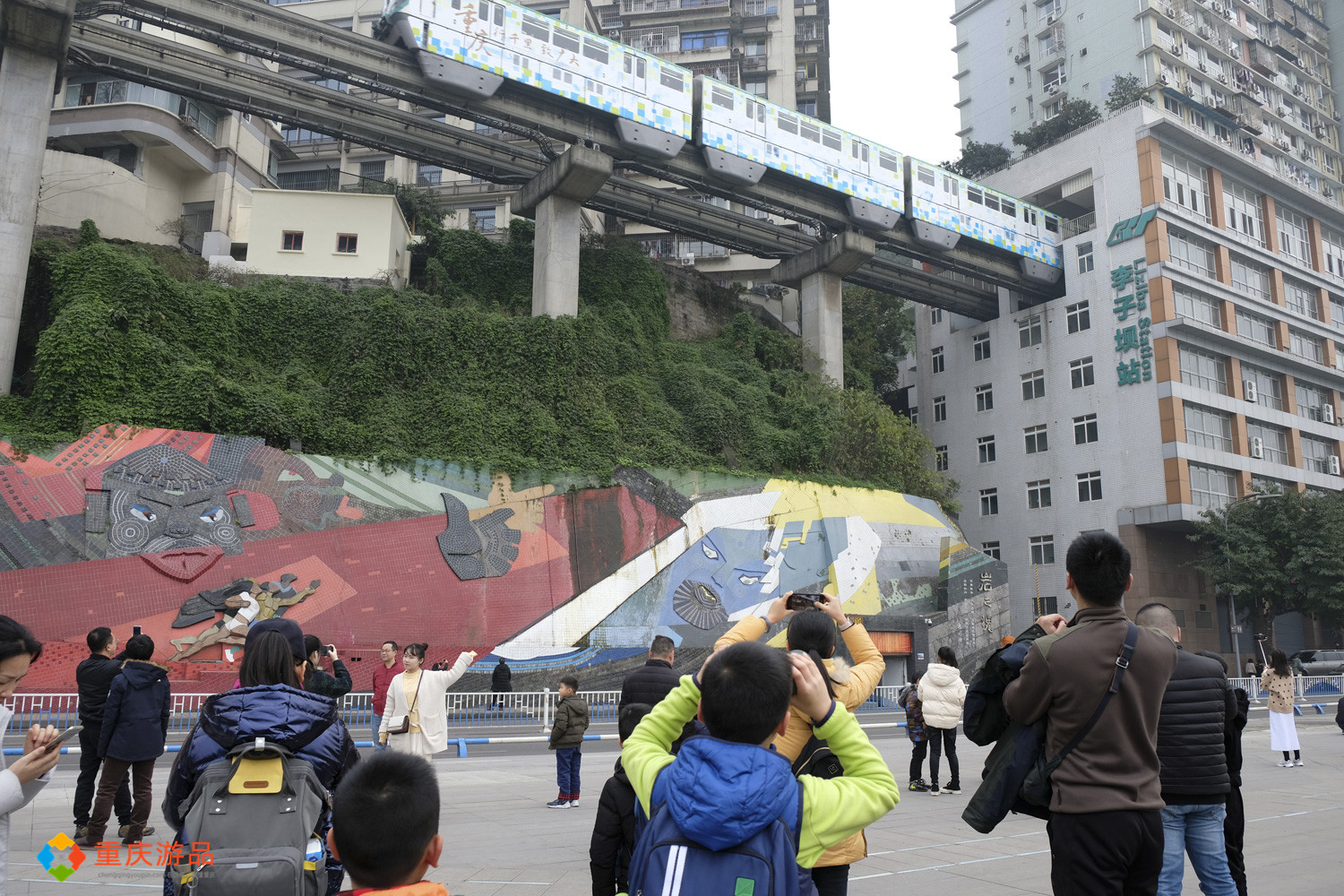 重庆旅游攻略：藏在李子坝背后的秘密基地，只看单轨穿楼就亏了