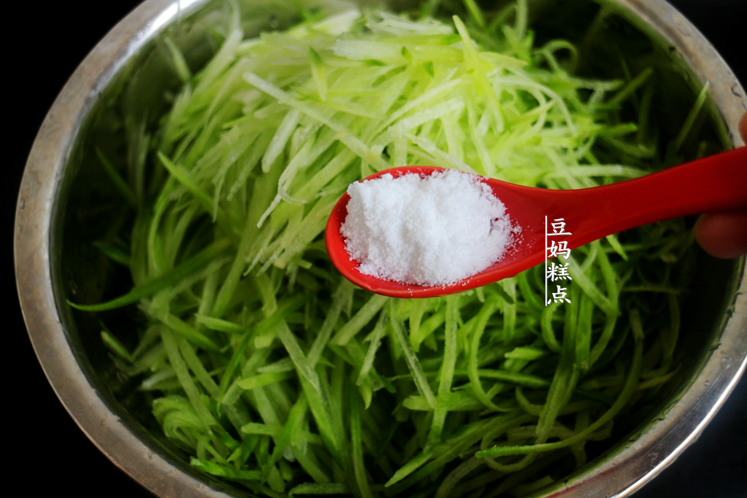 快立冬了，炸蘿蔔丸子，掌握3個小技巧，丸子香氣十足特好吃