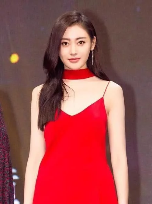 张天爱当真是“尤物身材”，穿低领吊带裙配红