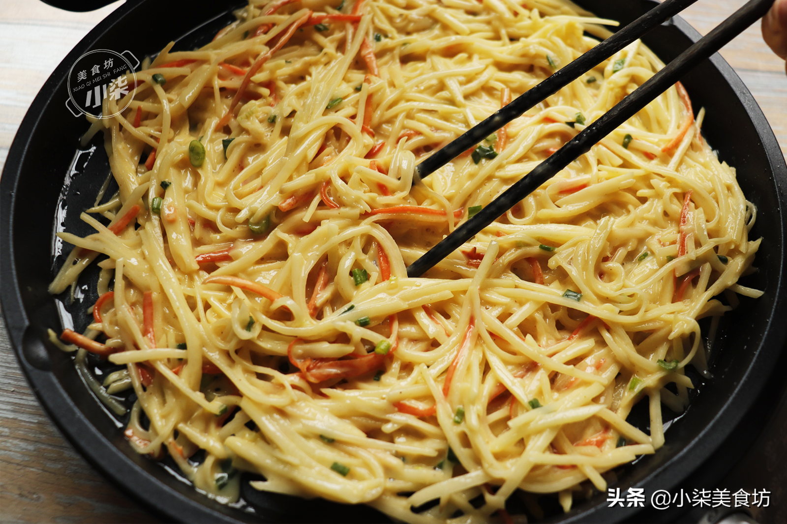 土豆絲別炒著吃了，打入2個雞蛋，5分鐘解決全家人早餐，太香了